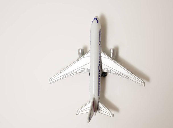 gray model airplane on grey background with copy space.  flat lay design  - Foto, afbeelding