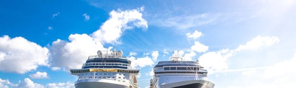 Twee cruiseschepen geparkeerd in de cruise ship terminal met blauwe hemelachtergrond - Foto, afbeelding