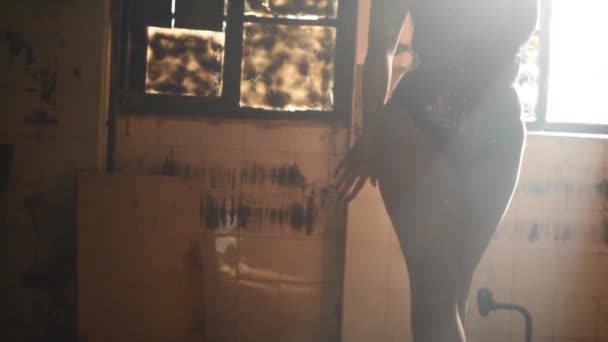 mujer posando delante de la vieja ventana retroiluminada modelo desnudo femenino
 - Imágenes, Vídeo