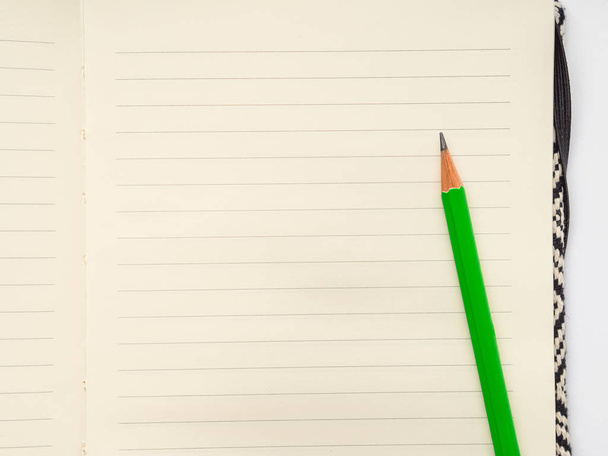 Page blanche du carnet doublé avec crayon
 - Photo, image