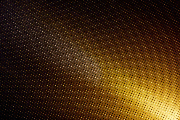 schmaler gelber Lichtstrahl gegen eine goldene Farbe bis zu einem Punkt - Foto, Bild