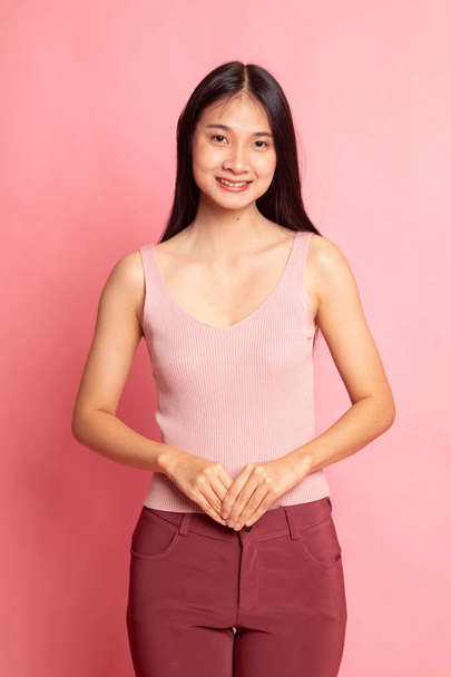 Portrait of beautiful young Asian woman on pink background - Foto, Imagem
