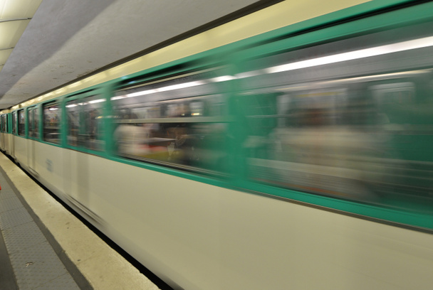 В Париж. Переезд поезда на станции метро
 - Фото, изображение