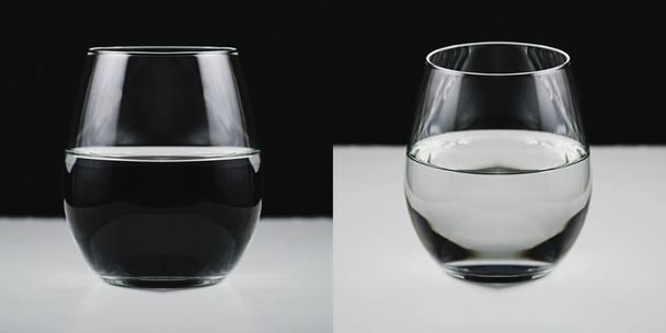 半分は水で満たされたガラスの概念図。良くも悪くも同じオブジェクトまたは状況を見て - 2 つのポイントのビューの比較。完全に対称的なメガネのない影に編集. - 写真・画像