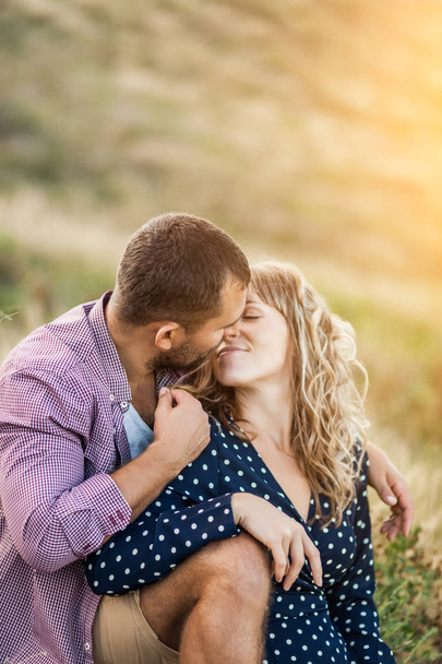 Szerelem Pár szerelmes romantikus út nyári mező boldog puha fókusz - Fotó, kép