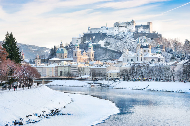 Salzburg panoramę z festung hohensalzburg oraz rzeki salzach, w zimie, salzburger land, austria - Zdjęcie, obraz