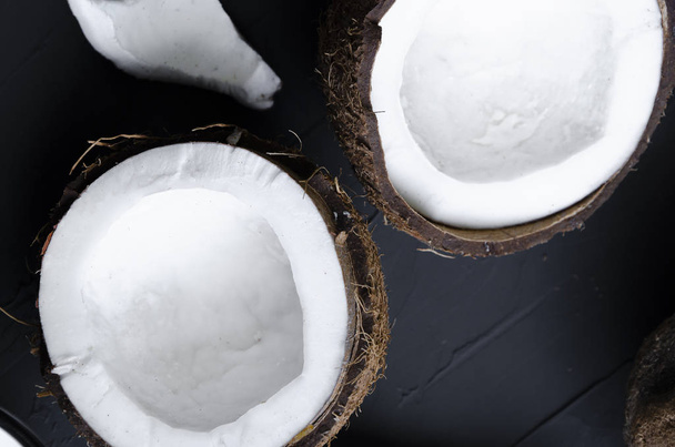 delicate dessert with cream, powdered sugar and berries in coconut - Foto, Imagem