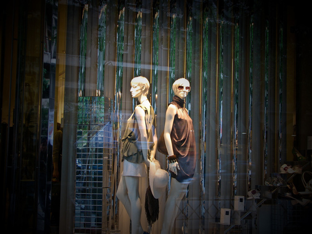 mannequins öltözött Boutique ablak - Fotó, kép