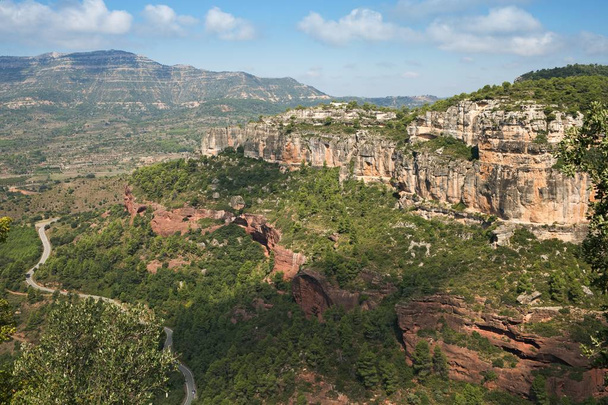 Краєвид зі скелі в місті Siurana - відомого високогірному селищі місті Siurana муніципалітету Cornudella де Montsant в Автономній Priorat, Таррагона, Каталонія, Іспанія. - Фото, зображення