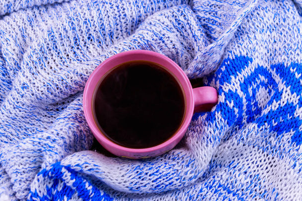 Šálek kávy na útulný pletený svetr - Fotografie, Obrázek