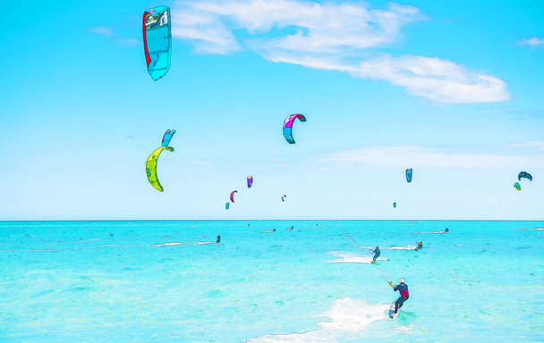 Kitesurfen auf den Wellen des Meeres in Spanien, Aquarell gemalt, aktiver Sport - Foto, Bild