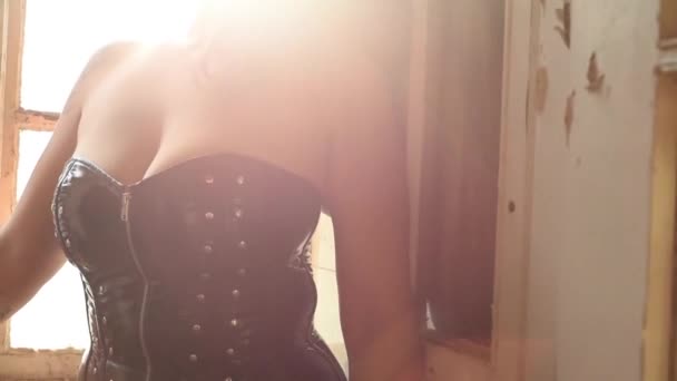 Frau posiert vor altem Fenster mit Hintergrundbeleuchtung weibliches Aktmodell - Filmmaterial, Video