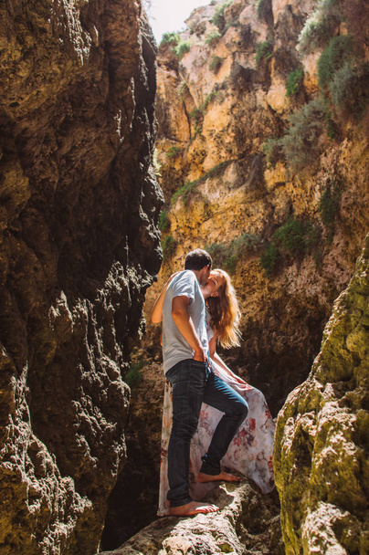 Mężczyzna i kobieta spaceru i całując w szczelinie na charakter, Malta - Zdjęcie, obraz