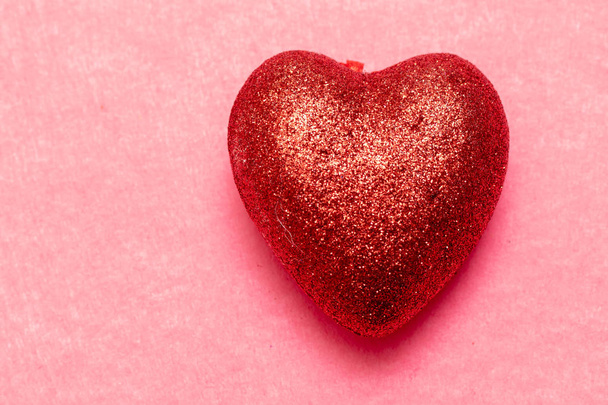 Coração vermelho em um fundo rosa. Dia de São Valentim Fundo bonito de corações. Conceito de amor e romance. Fundo do amor
. - Foto, Imagem