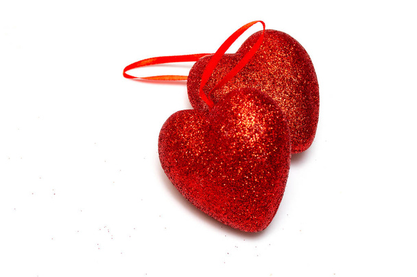 Un corazón rojo sobre fondo blanco. San Valentín Hermoso concepto de amor y romance. Día de San Valentín hermoso
. - Foto, imagen