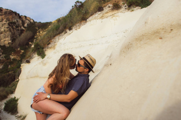 Мужчина и женщина вместе целуются и лежат на стене, Мальта
 - Фото, изображение