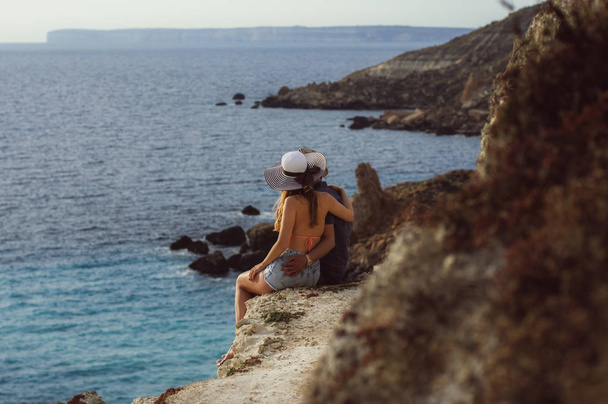 Několik objetí a sedí na pobřeží Jaderského moře, krásný pohled na moře - Fotografie, Obrázek