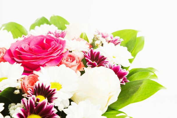 Μπουκέτο λουλουδιών για διακοπές σε λευκό φόντο, επιλεκτική εστίαση - Φωτογραφία, εικόνα
