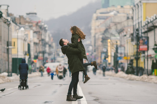 Genç kaygısız mutlu insanlar. Beyaz genç öğrenciler. Adam ve kız. Seviyorum. Kış yol Avrupa sokakta beraber yürüyelim. Tema aşk ve mutluluk genç yaşta. - Fotoğraf, Görsel
