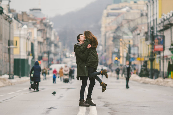 Genç kaygısız mutlu insanlar. Beyaz genç öğrenciler. Adam ve kız. Seviyorum. Kış yol Avrupa sokakta beraber yürüyelim. Tema aşk ve mutluluk genç yaşta. - Fotoğraf, Görsel