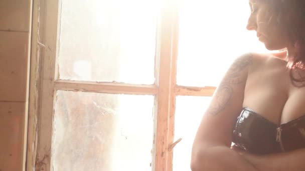 nő pózol előtt a régi ablak hátország női meztelen modell - meleg napfény - Felvétel, videó