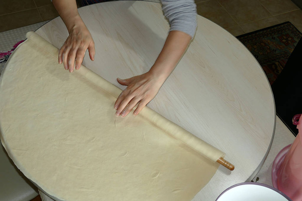 open dough with dough rolling pin to make ravioli, - Valokuva, kuva