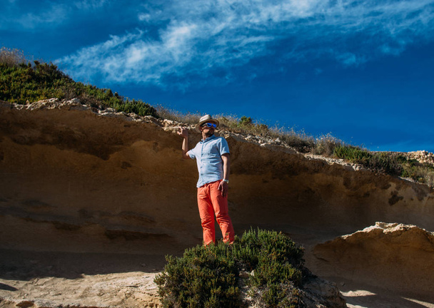 Güneş gözlüğü ve kırmızı pantolon tepelerde, Malta kalan adam - Fotoğraf, Görsel
