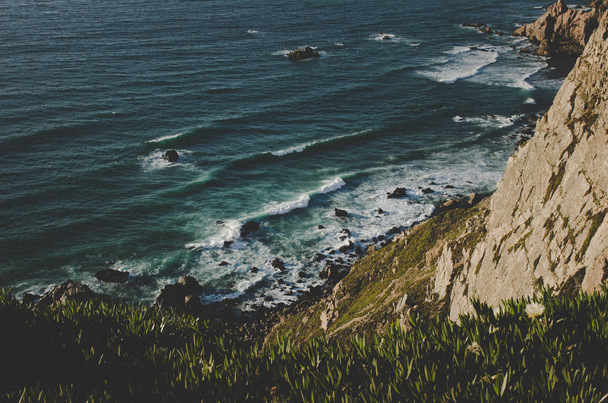 beautiful ocean view with rocks and green - Zdjęcie, obraz