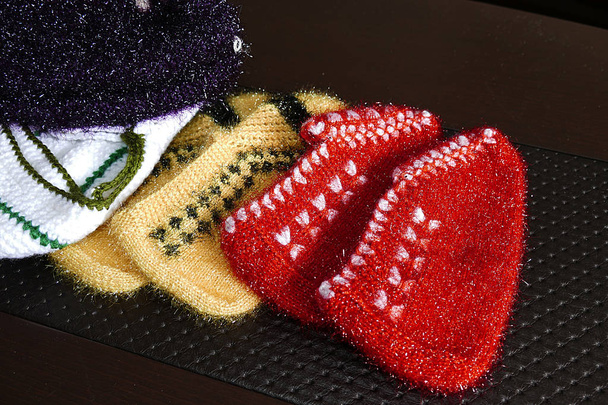 grandes calcetines pintados a mano y multicolores, artesanías anatolianas, pavos. - Foto, imagen