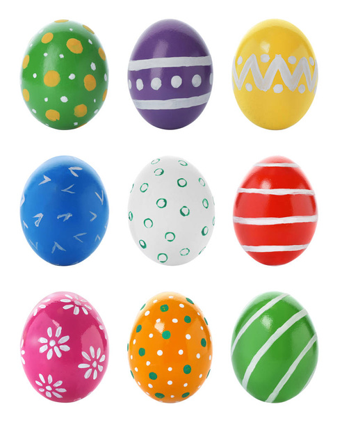 Conjunto de coloridos huevos de Pascua pintados sobre fondo blanco
 - Foto, imagen
