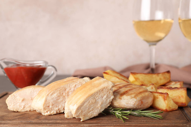 М'ясо на грилі подається з гарніром, соусом та вином на столі. Простір для тексту
 - Фото, зображення