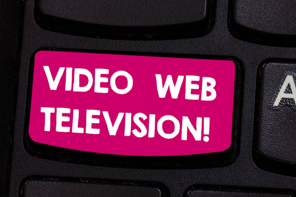 ビデオ Web テレビを示すテキスト記号。チャンネル s でホストされている概念的な写真テレビ番組ウェブサイトのキーボードのキーのキーパッドのアイデアを押すとコンピューターのメッセージを作成する意図は、します。. - 写真・画像