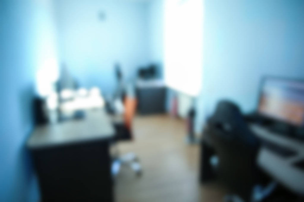 Обезглавленный боке вид на современный офисный интерьер
 - Фото, изображение