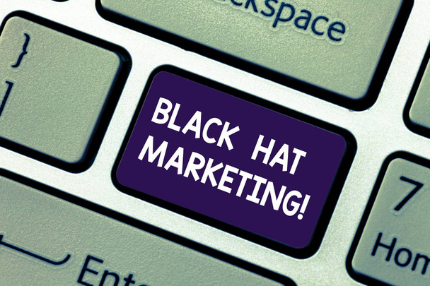 Escritura a mano conceptual que muestra Black Hat Marketing. Exhibición de fotos de negocios La optimización de búsqueda implica que el sitio de diseño se encuentre fácilmente Teclado clave Intención de crear una idea de mensaje de computadora
. - Foto, Imagen