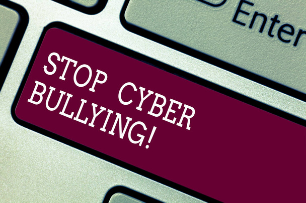Слова, пишущие текст Stop Cyber Bullying. Бизнес-концепция для предотвращения использования электронной связи хулиган демонстрации клавиш клавиатуры Намерение создать компьютерные сообщения нажатием клавиатуры идея
. - Фото, изображение