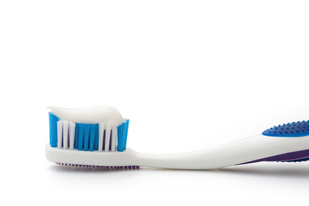cepillo de dientes con pasta de dientes en blanco con ruta de recorte
 - Foto, Imagen