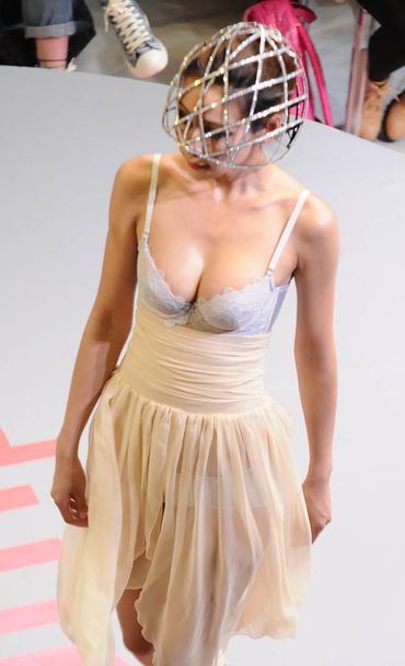 A model presents a new creation of the Essence series during a Triumph 2012 Spring Summer lingerie fashion show in Shanghai, China, 29 de março de 2012
 - Foto, Imagem