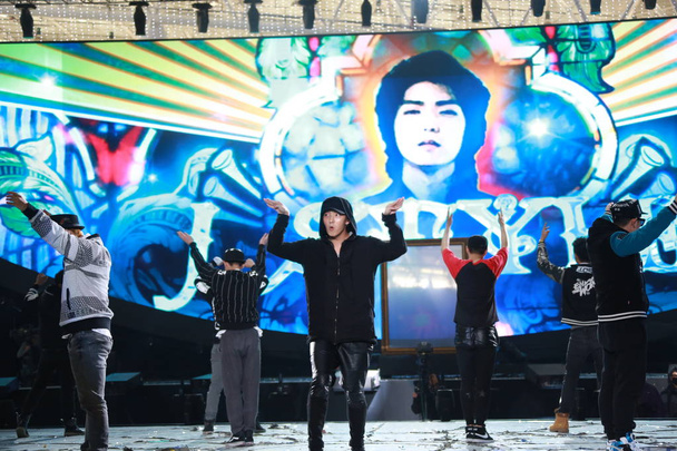 En esta imagen de folleto, el cantante y actor surcoreano Lee Joon-gi, centro, realiza durante un ensayo para la gala de Año Nuevo 2014 de Hunan TV en la ciudad de Changsha, provincia central de Chinas Hunan, 30 de diciembre de 2013
. - Foto, Imagen