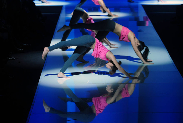 Моделі тіла вправи, як вони представляють творінь в Hosa перший Китай фітнесу та Купальники конкурсу дизайну під час на Китай мода тиждень осінь/зима 2012 в Пекіні, Китай 29 березня 2012. - Фото, зображення