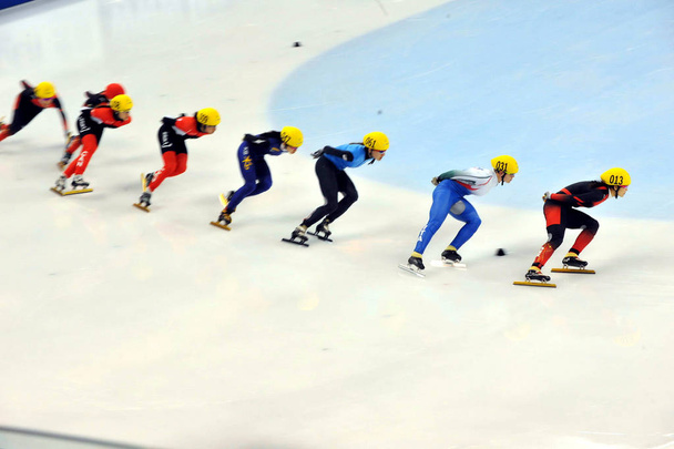 Конькобежцы соревнуются в финале эстафеты на 3000 метров во время Чемпионата ISU по шорт-треку 2012 года в Восточном спортивном центре в Шанхае, Китай, 11 марта 2012 года
. - Фото, изображение