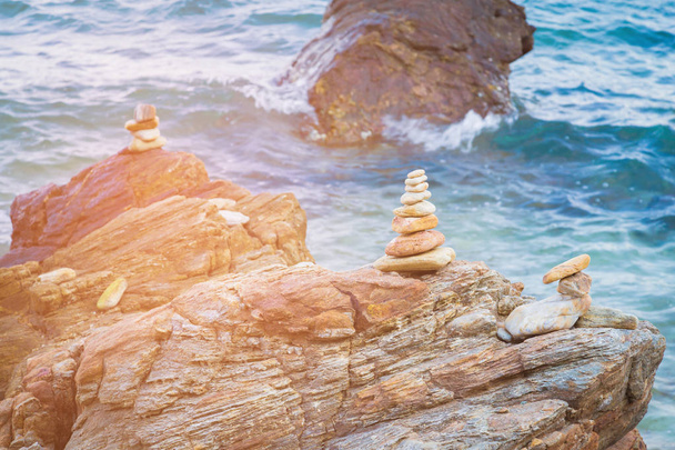 Pila roccia sulla spiaggia di mare, sfondo astratto naturale
 - Foto, immagini