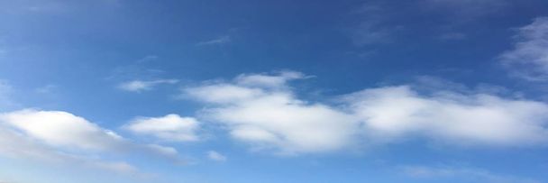 красивое голубое небо на фоне облаков. Небесные облака. Небо с облаками погода природа облако голубое. Синее небо с облаками и солнцем
. - Фото, изображение