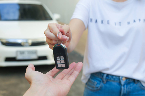 Hand of business woman gives the car key. - Foto, Imagem
