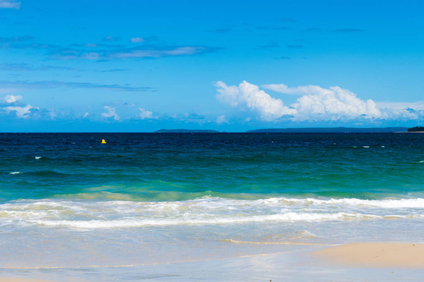 Vista sobre a praia na cidade de Huskisson, NSW, Austrália, uma pequena cidade costeira bem conhecida como porta de entrada para a área da Baía de Jervis
 - Foto, Imagem