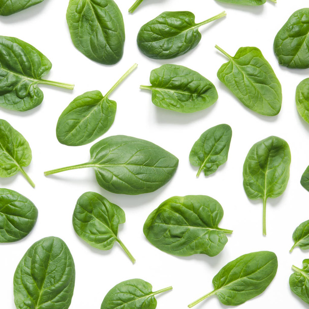 Foglie di spinaci. Spinaci freschi verdi isolati su fondo bianco
 - Foto, immagini