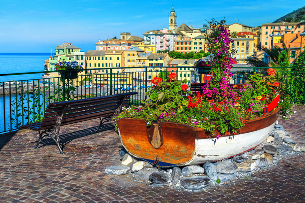 Mahtava Välimeren rantakohde. Päällystetty kävelykatu ja puinen vene koristeltu värikkäitä kukkia, Bogliasco, Liguria, Italia, Eurooppa
 - Valokuva, kuva