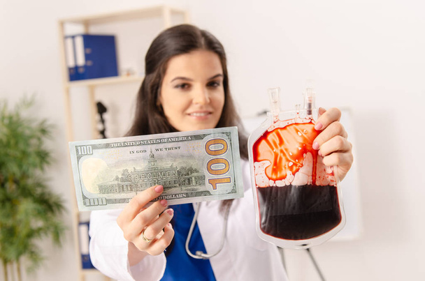 Medico femminile nel concetto di trasfusione di sangue
  - Foto, immagini