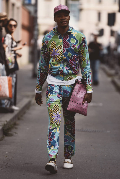 2018 年 9 月 22 日: ミラノ, イタリア - ミラノ ・ ファッション ・ ウィーク中にストリート スタイルの服 - Mfwss19 - 写真・画像