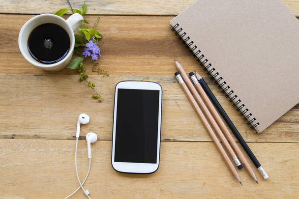 Планувальник ноутбуків, мобільний телефон для бізнесу, робота з гарячою кавою та прикрасою листя плоский стиль на фоні дерев'яного
 - Фото, зображення