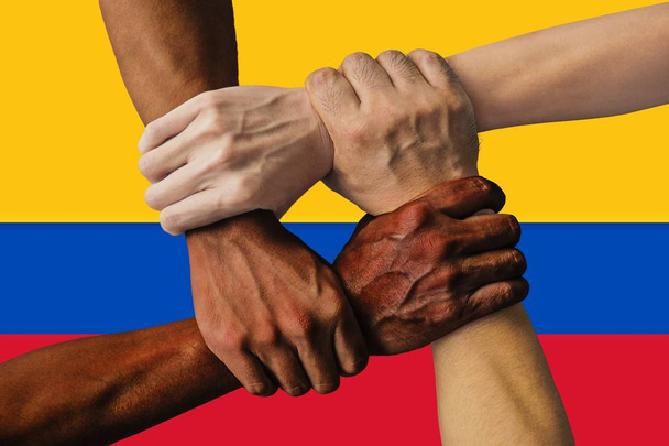 Colombia vlag multiculturele groep jongeren integratie diversiteit geïsoleerd. - Foto, afbeelding